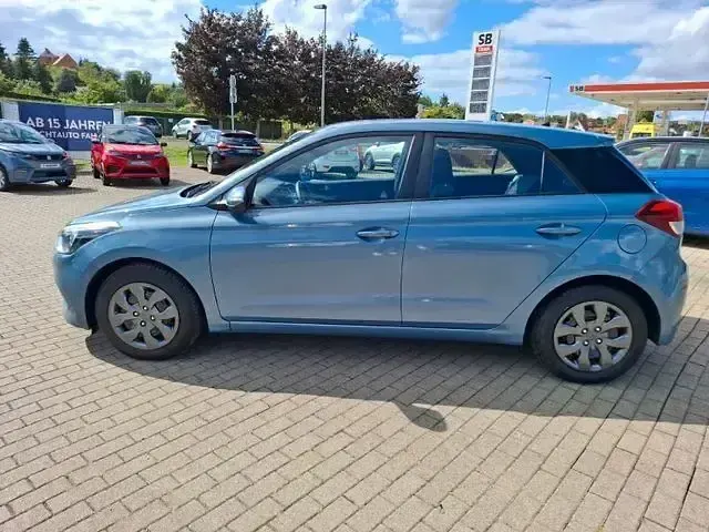 Gebraucht Hyundai i20 Edition 84 PS (61 kW) 2017 Blau Kleinwagen