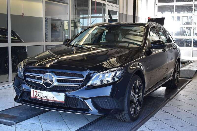 Obsidianschwarz metalliclack Gebraucht 2020 Mercedes C300e Avantgarde Kombi | 25.600 € (Fairer Preis) - Bild 1/4