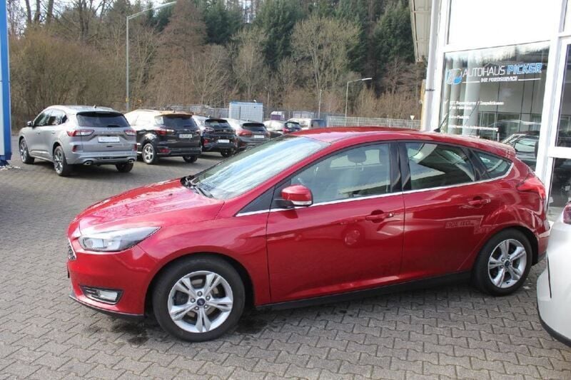 Gebraucht Ford Focus Trend 125 PS (91 kW) 2015 Candyrot metallic Limousine