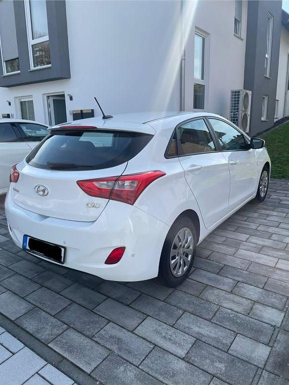 Gebraucht Hyundai i30 Trend 101 PS (74 kW) 2016 Weiß Limousine