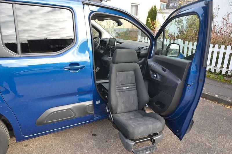Blau Gebraucht 2023 Citroën e-Berlingo Shine Van / Kleinbus | 27.000 € (Etwas zu teuer) - Bild 1/4