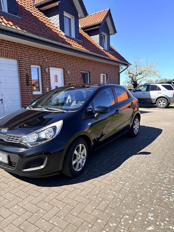 Second-hand Kia Rio 108 CP (79 kW) 2012 Negru Hatchback