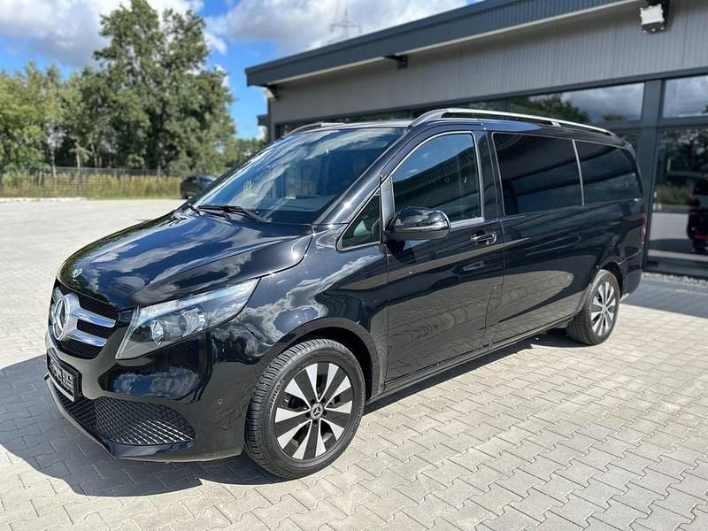 Schwarz Gebraucht 2022 Mercedes V220 Van / Kleinbus | 32.990 € (Fairer Preis) - Bild 1/4