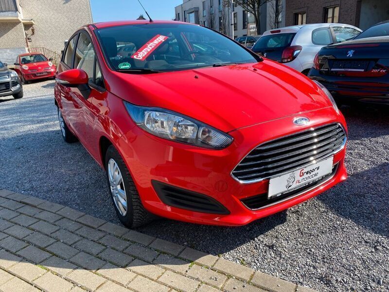 Rot Gebraucht 2015 Ford Fiesta Trend Kleinwagen | 5.650 € (Fairer Preis) - Bild 1/4