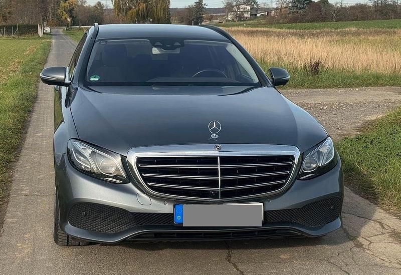 Grau Gebraucht 2019 Mercedes E220 Limousine | 22.800 € (Superpreis) - Bild 1/4