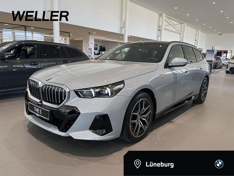 M brooklyn grau (grau) Gebraucht 2024 BMW 520 M Sport Kombi | 66.990 € (Teuer) - Bild 1/4