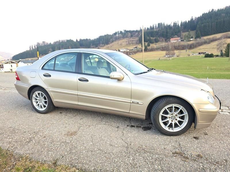 Gebraucht Mercedes C200 Classic 122 PS (89 kW) 2003 Gold Limousine