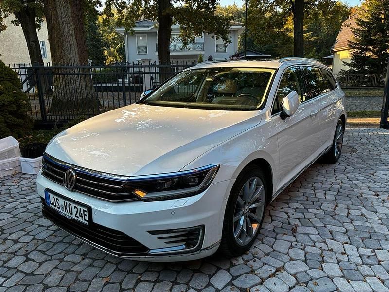 Weiß Gebraucht 2016 VW Passat GTE Kombi | 21.900 € - Bild 1/4