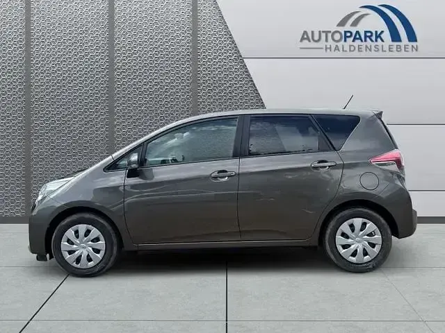 Gebraucht Toyota Verso-S 99 PS (72 kW) 2015 Braun Van / Kleinbus