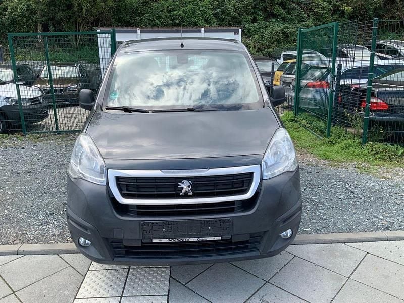 Grau Gebraucht 2016 Peugeot Partner Van / Kleinbus | 7.750 € (Fairer Preis) - Bild 1/4