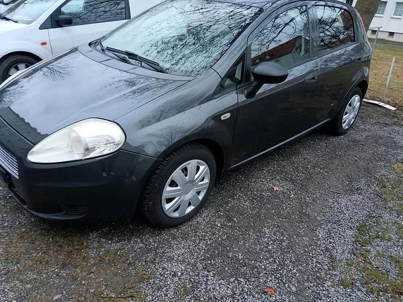 Grau Gebraucht 2009 Fiat Grande Punto Kleinwagen | 1.111 € (Superpreis) - Bild 1/4