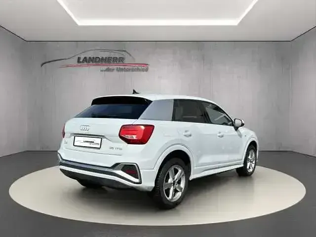 Gebraucht Audi Q2 S-Line 150 PS (110 kW) 2025 Gletscherweiß metallic (metallic) SUV