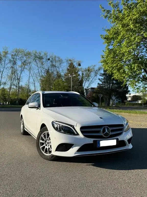 Gebraucht Mercedes C220 194 PS (142 kW) 2019 Weiß Limousine
