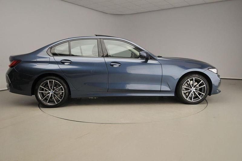 Gebraucht BMW 330e Sport Line 292 PS (214 kW) 2025 Blau Limousine