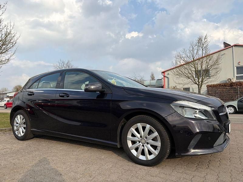 Gebraucht Mercedes A180 122 PS (89 kW) 2016 Violett Limousine