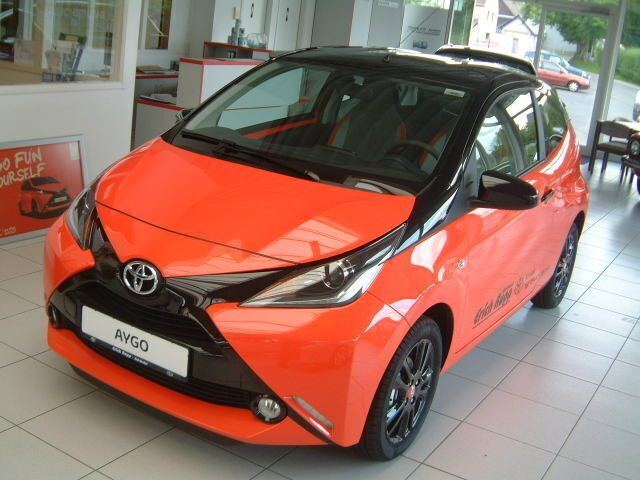 Orange metallic Gebraucht 2014 Toyota Aygo X-cite Kleinwagen | 12.390 € (Teuer) - Bild 1/4