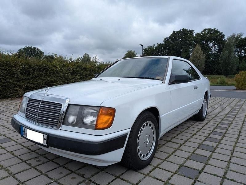 Weiß Gebraucht 1987 Mercedes 230 Coupé | 5.750 € - Bild 1/4