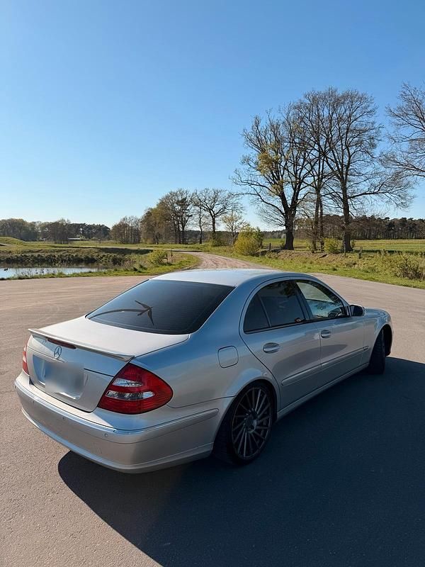 Second-hand Mercedes E200 163 CP (119 kW) 2003 Argintiu Berlinǎ