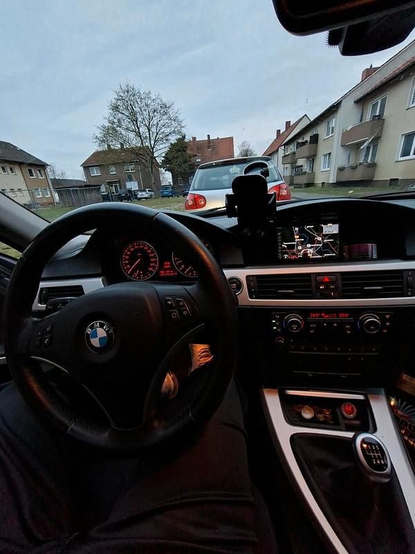 Gebraucht BMW 318 143 PS (105 kW) 2010 Grau Kombi