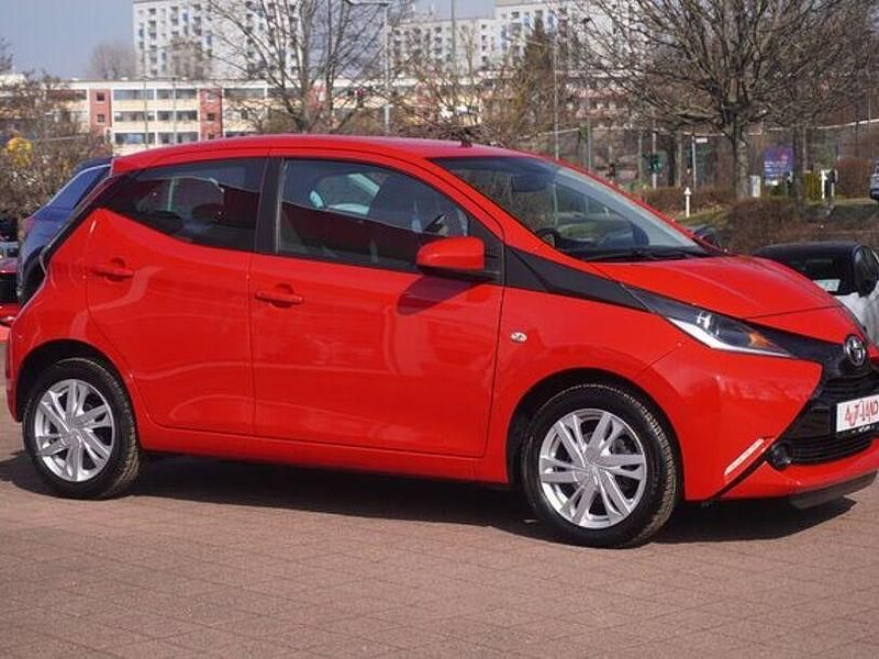 Gebraucht Toyota Aygo 69 PS (50 kW) 2016 Rot Kleinwagen