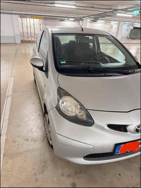 Grau Gebraucht 2008 Toyota Aygo Kleinwagen | 1.999 € (Etwas zu teuer) - Bild 1/4