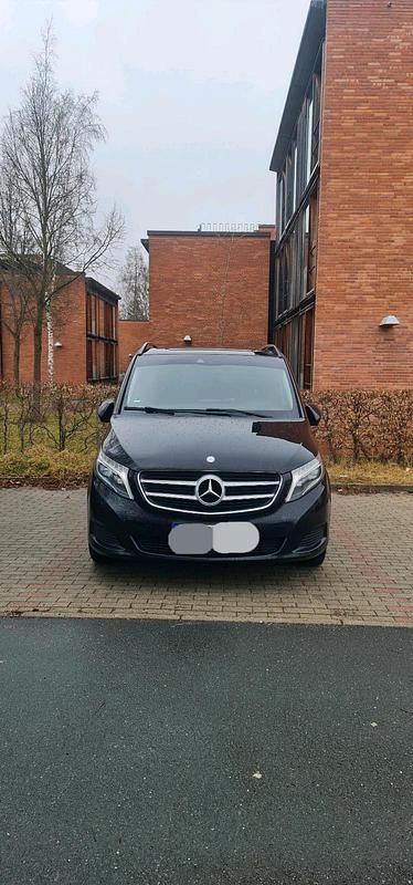 Schwarz Gebraucht 2016 Mercedes 190 Limousine | 29.990 € - Bild 1/4