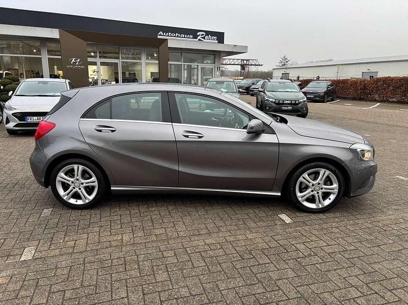 Gebraucht Mercedes A200 136 PS (100 kW) 2015 Mountaingrau Kleinwagen