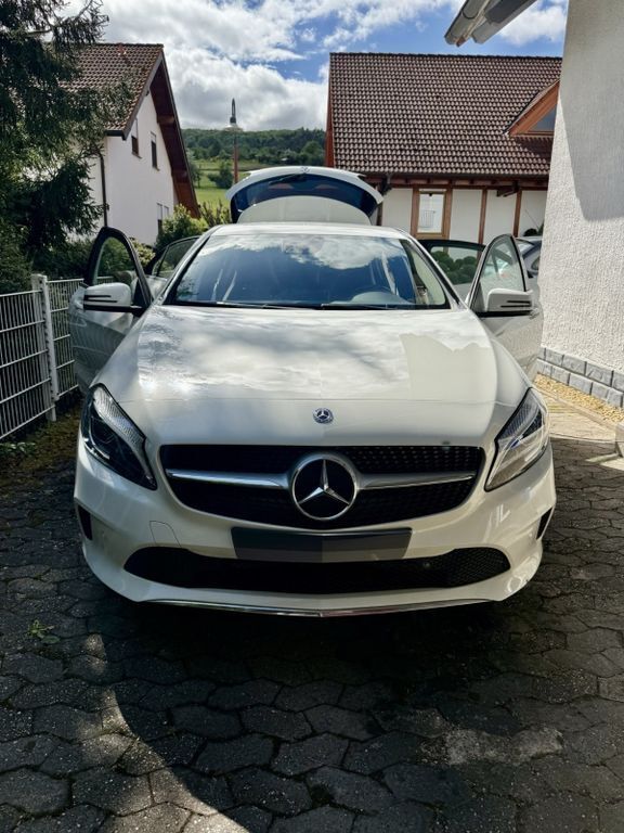 Gebraucht 2017 Mercedes A180 Style Limousine | 12.900 € (Superpreis) - Bild 1/4