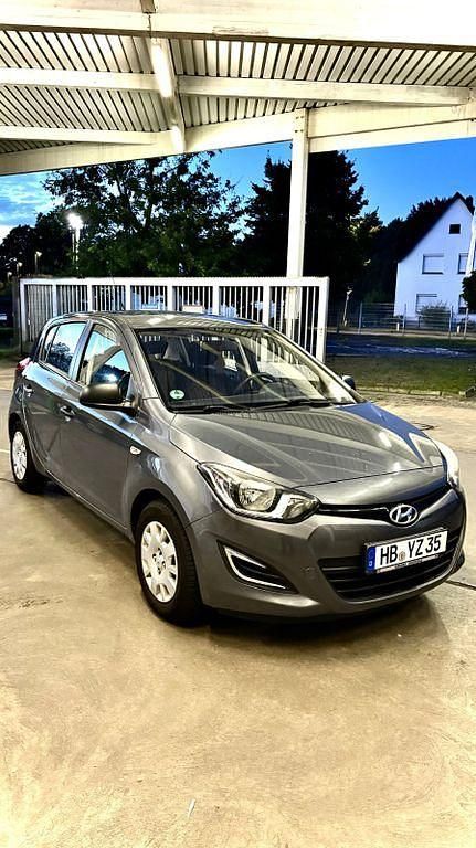 Silber Gebraucht 2014 Hyundai i20 Edition Limousine | 5.999 € (Fairer Preis) - Bild 1/4