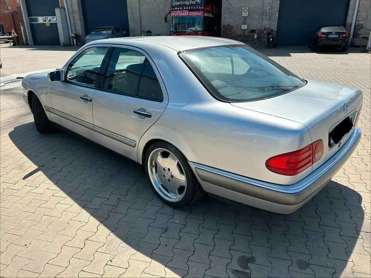 Gebraucht Mercedes E280 193 PS (141 kW) 1997 Silber Limousine