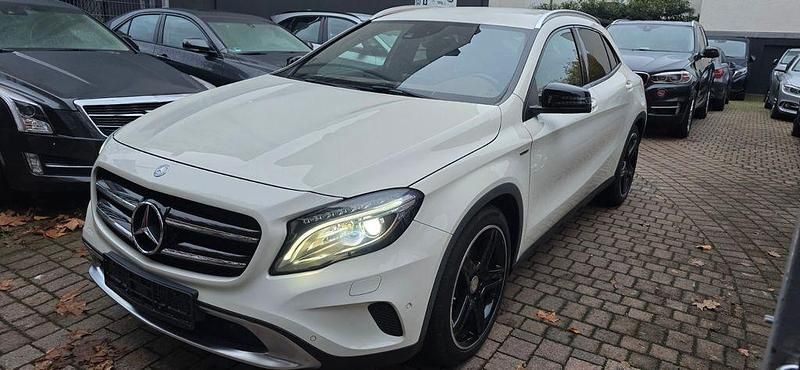 Weiß Gebraucht 2014 Mercedes GLA250 Edition 1 SUV | 18.450 € (Guter Preis) - Bild 1/4