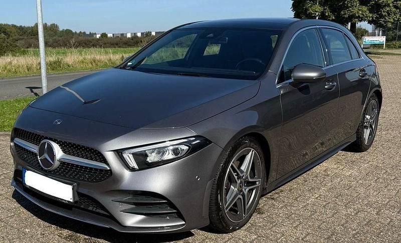 Grau Gebraucht 2018 Mercedes A200 AMG line Limousine | 16.999 € (Fairer Preis) - Bild 1/4