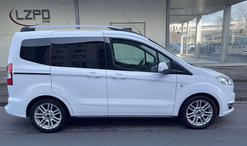 Gebraucht Ford Tourneo Courier Titanium 101 PS (74 kW) 2018 Frostweiß Van / Kleinbus