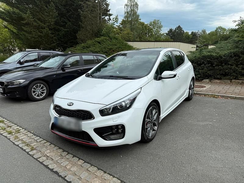 Weiß Gebraucht 2017 Kia Ceed GT Kleinwagen | 12.500 € (Fairer Preis) - Bild 1/4