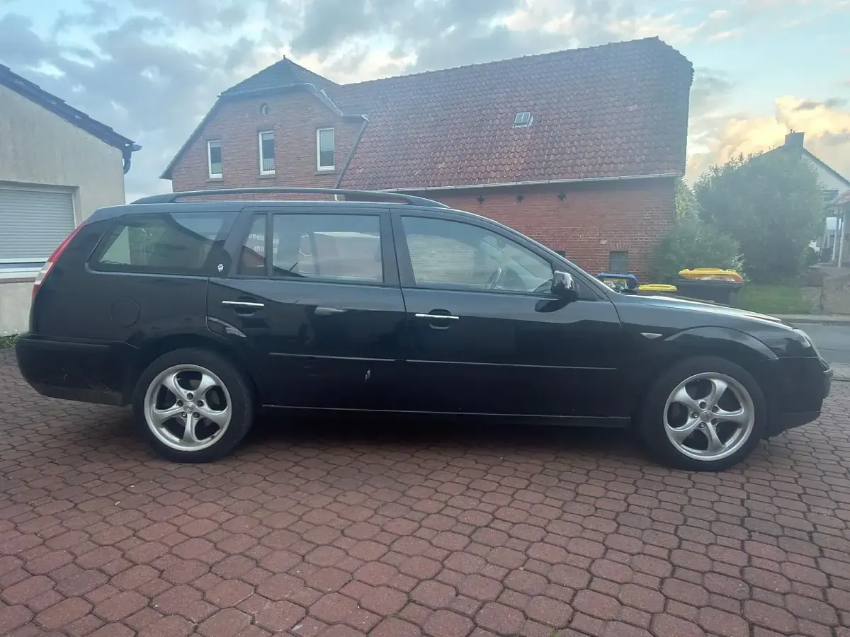 Usado Ford Mondeo Ghia 145 CV (106 kW) 2003 Negro Familiar