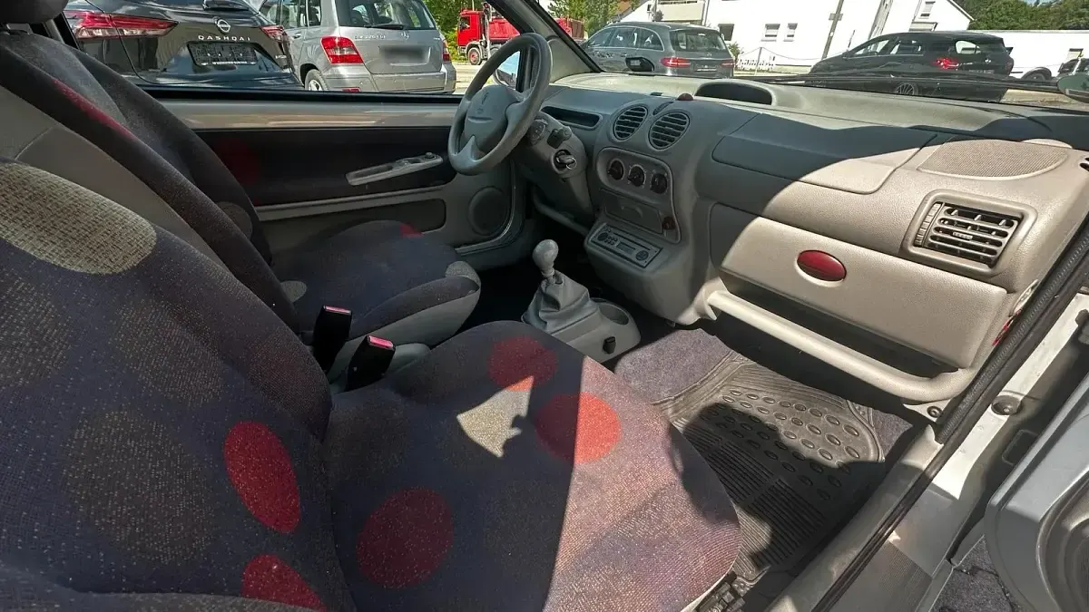 Używany Renault Twingo 90 KM (66 kW) 2001 Srebrny Hatchback