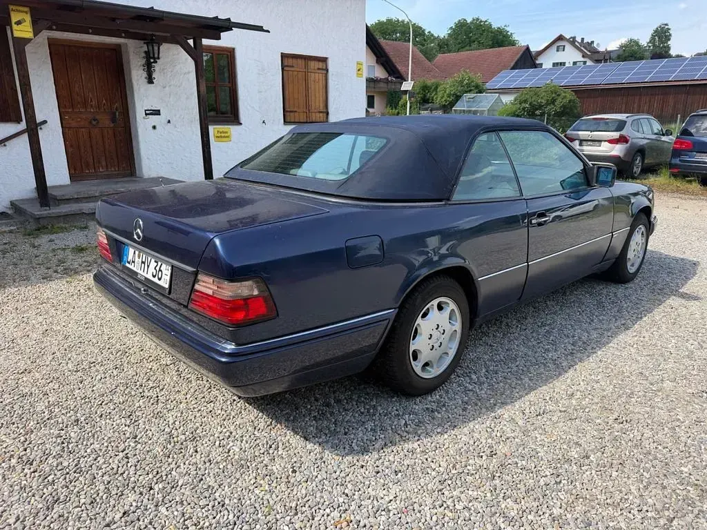 Gebraucht Mercedes E220 Edition 150 PS (110 kW) 1996 Blau Cabrio