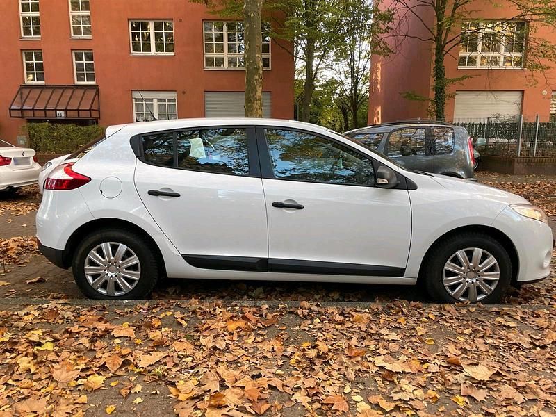Gebraucht Renault Mégane Authentique 101 PS (74 kW) 2011 Weiß Limousine