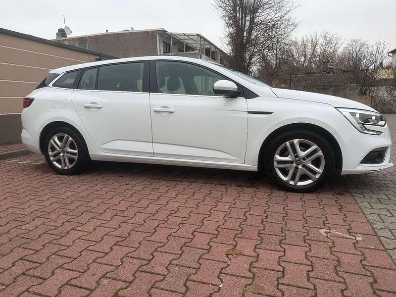 Gebraucht Renault Mégane GrandTour Play 132 PS (97 kW) 2017 Weiß Kombi