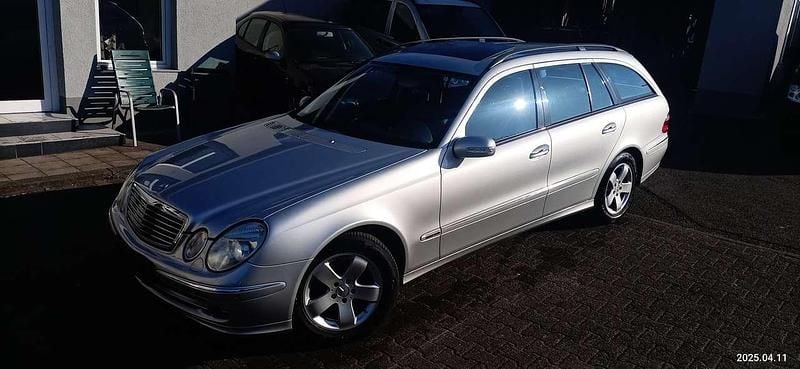 Brillantsilber metalliclack Gebraucht 2005 Mercedes E320 Avantgarde Kombi | 6.290 € (Fairer Preis) - Bild 1/4