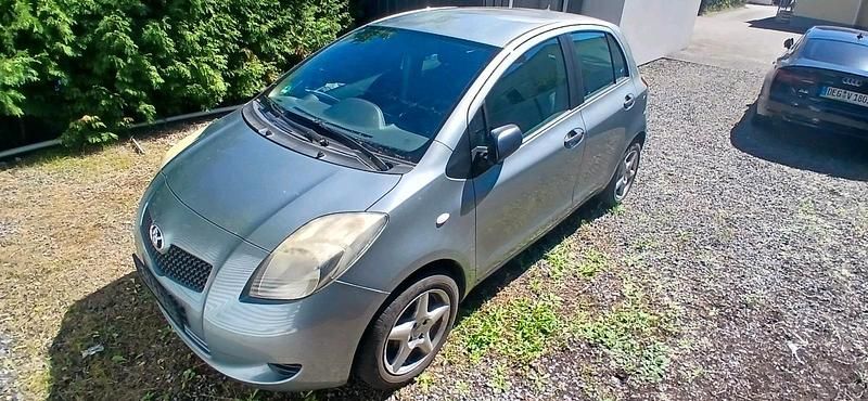 Grau Gebraucht 2007 Toyota Yaris Limousine | 2.000 € (Guter Preis) - Bild 1/4