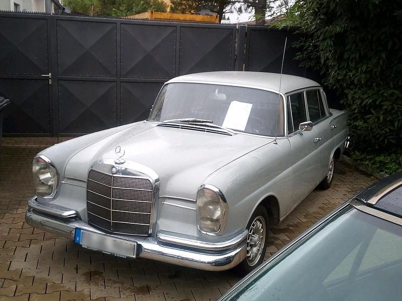 Grau Gebraucht 1964 Mercedes W111 Limousine | 23.000 € - Bild 1/4