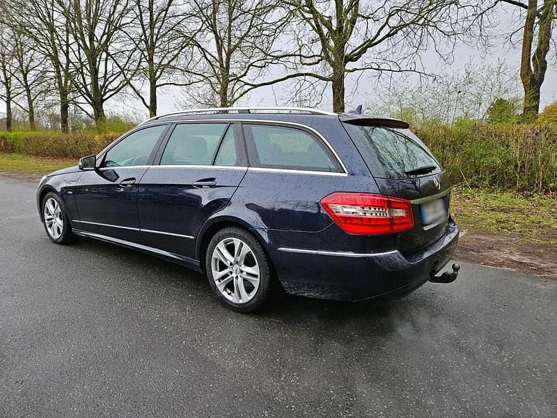 Gebraucht Mercedes E220 170 PS (125 kW) 2011 Blau Kombi