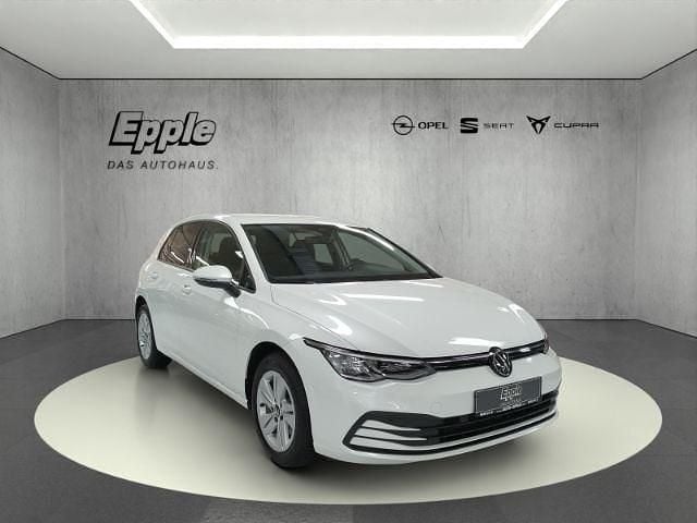 Weiss Gebraucht 2024 VW Golf VIII Life Limousine | 24.490 € (Superpreis) - Bild 1/4