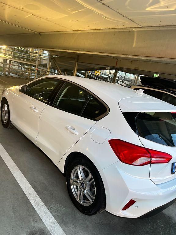 Weiß Gebraucht 2019 Ford Focus Cool & Connect Limousine | 12.700 € (Fairer Preis) - Bild 1/4