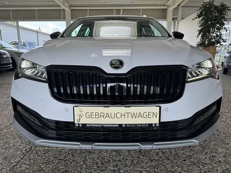 Gebraucht Skoda Superb Scout 4x4 200 PS (147 kW) 2023 : moonweiß  metallic Kombi