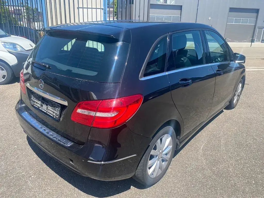 Gebraucht Mercedes B180 109 PS (80 kW) 2012 Schwarz Kleinwagen