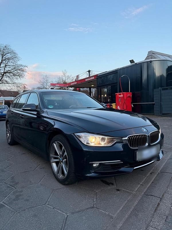 Gebraucht BMW 330 Luxury Line 258 PS (189 kW) 2014 Blau Kombi