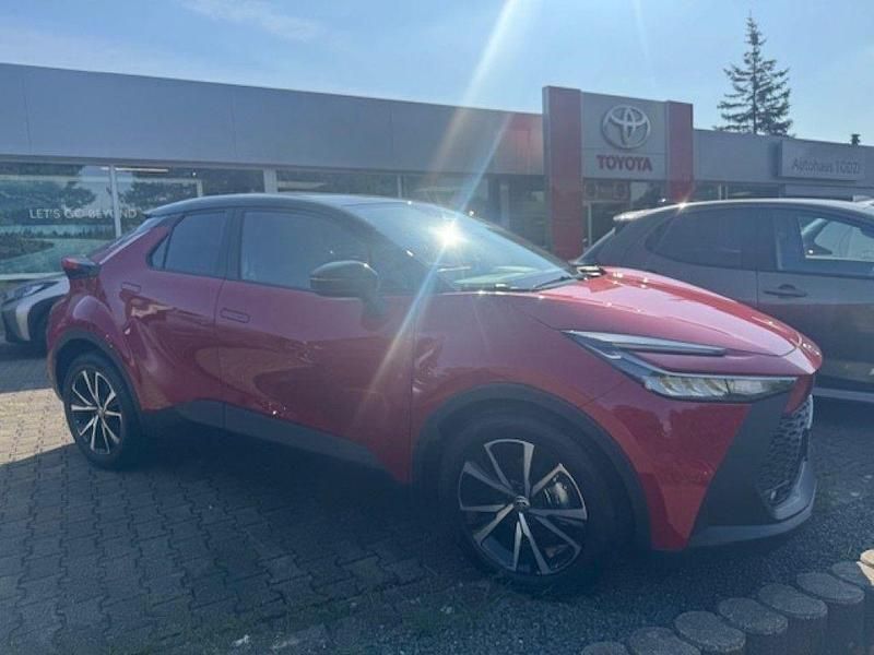Karminarot mica / dach schwarz Neu 2025 Toyota C-HR SUV | 36.780 € (Teuer) - Bild 1/4