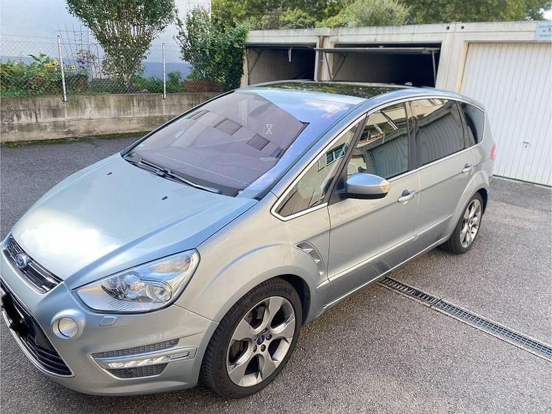 Grau Gebraucht 2010 Ford S-MAX Titanium Van / Kleinbus | 10.150 € (Teuer) - Bild 1/4